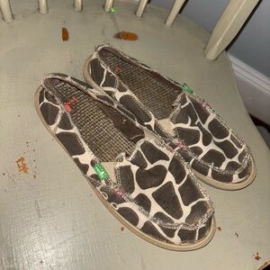 Giraffe SANUK  Print Slip-On Shoes 8
